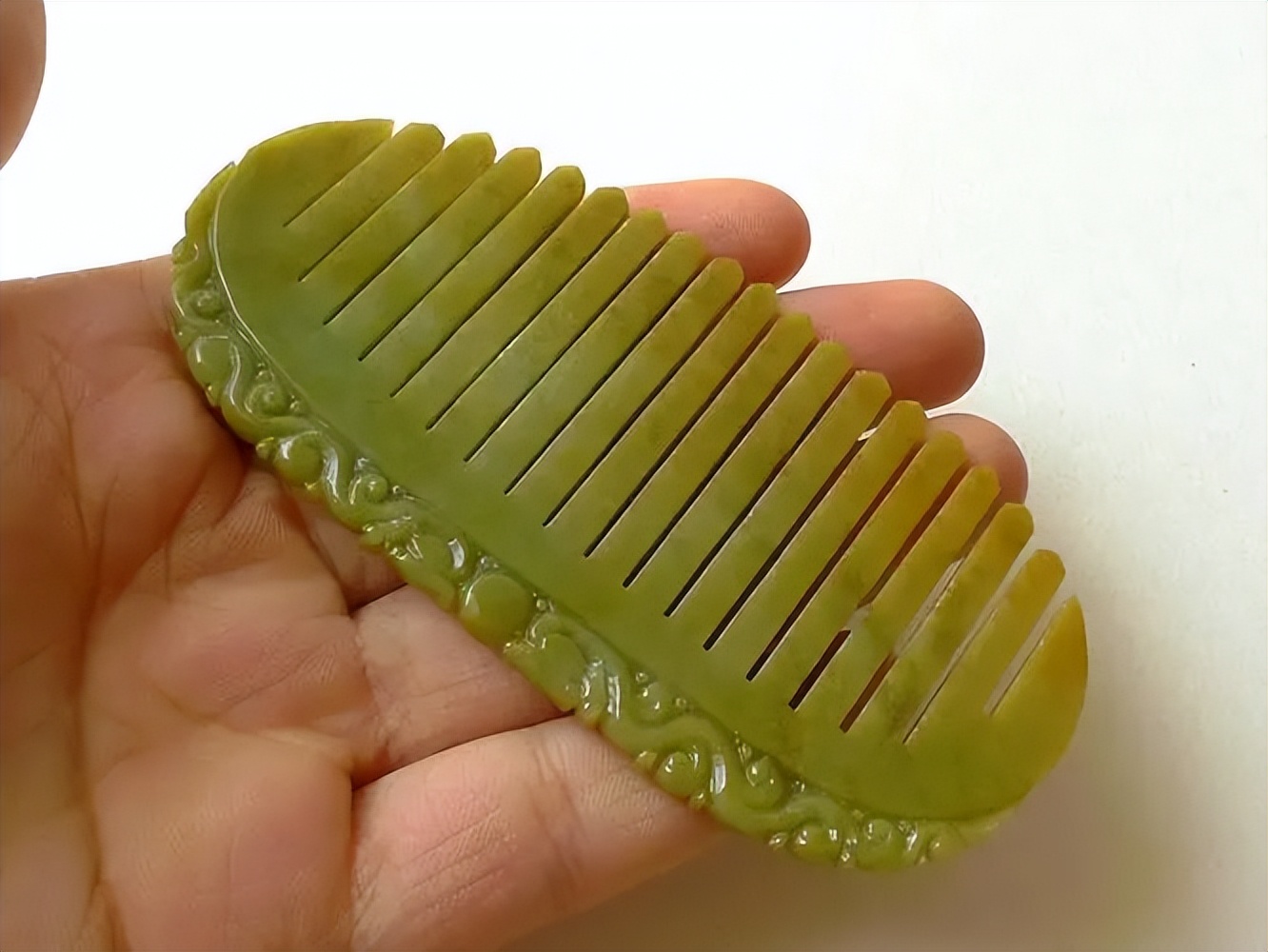 What are the meanings of emerald combs?What does sending a comb