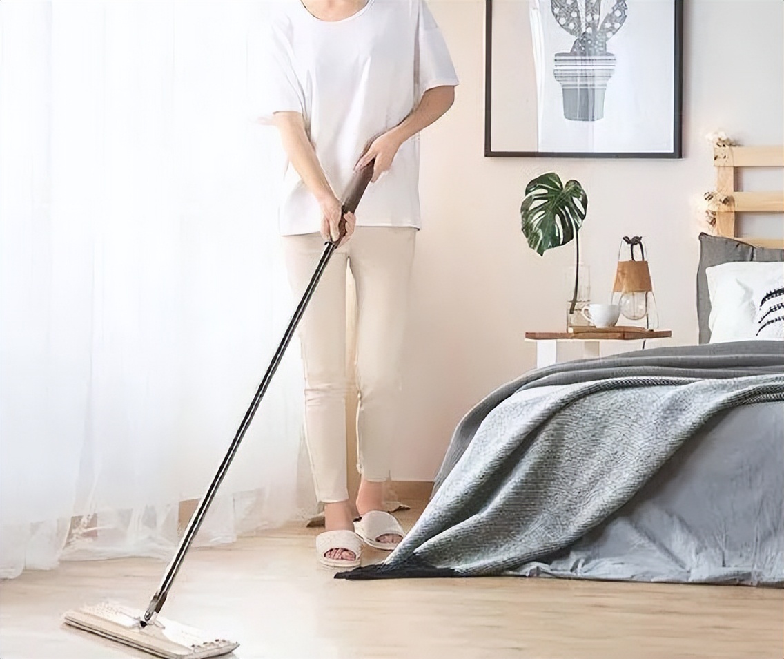 Mopping the floor with clear water means no mopping, follow the cleaning lady, the floor is