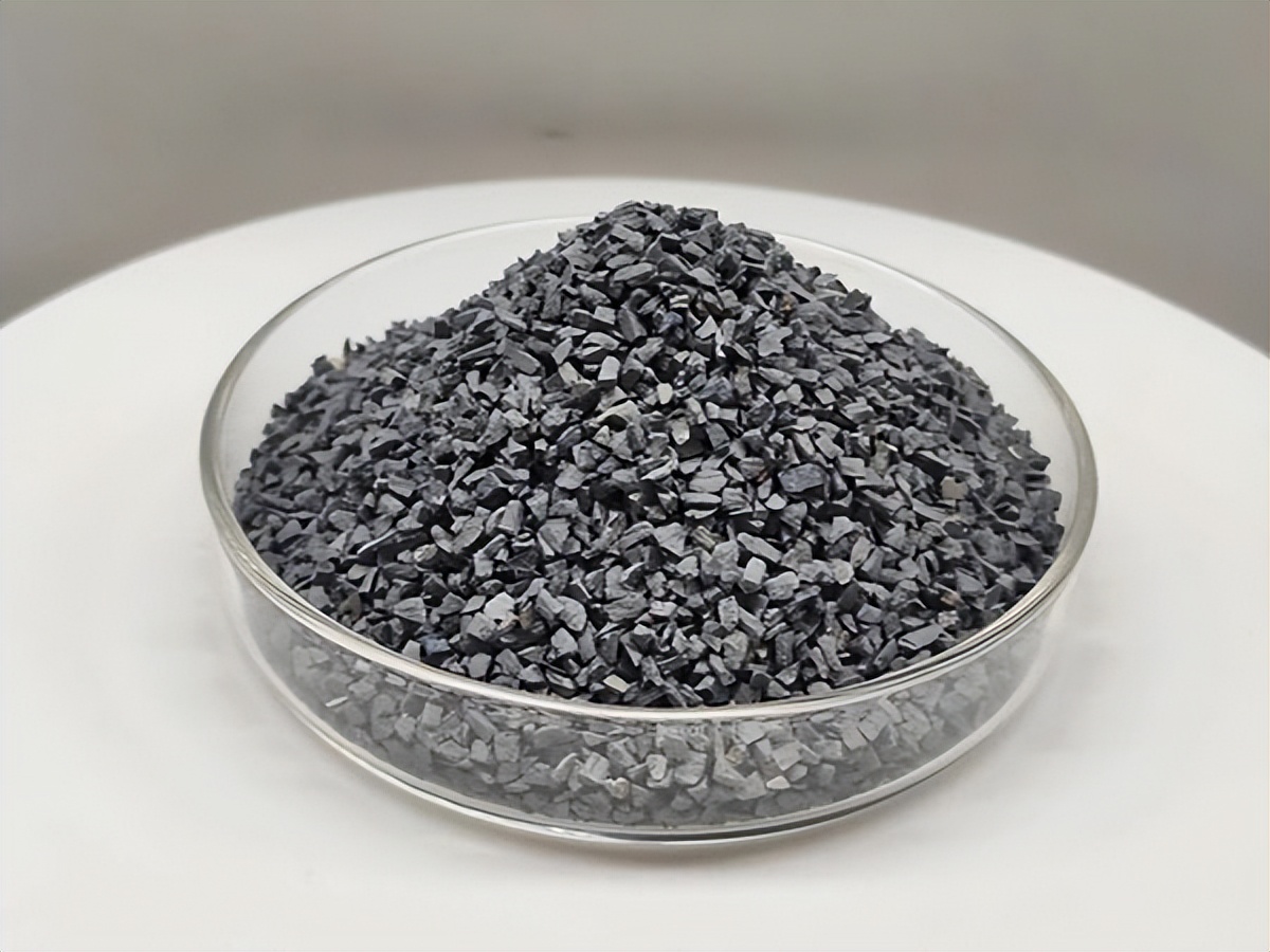 What are the main components and uses of zirconium corundum iNEWS