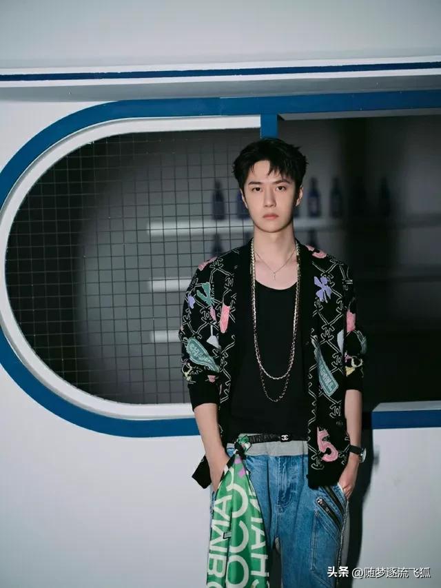 Wang Yibo's latest photo shows a handsome and cool printed jacket with ...