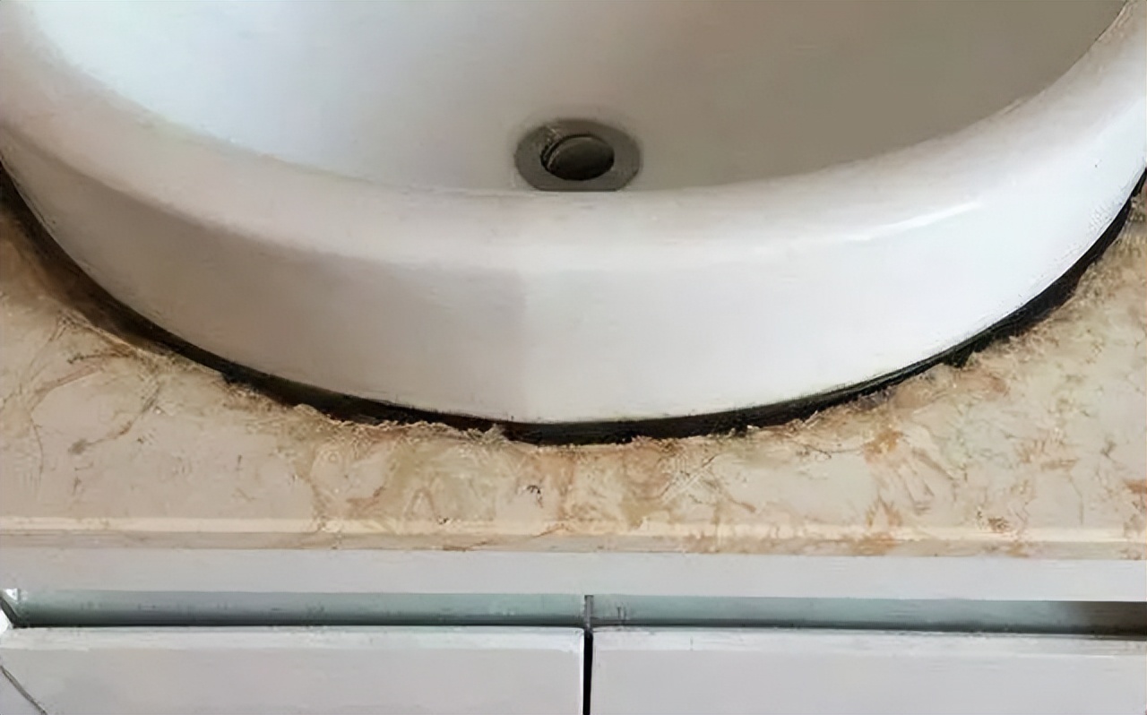 What should I do if the toilet seat is moldy?Don't change the glass