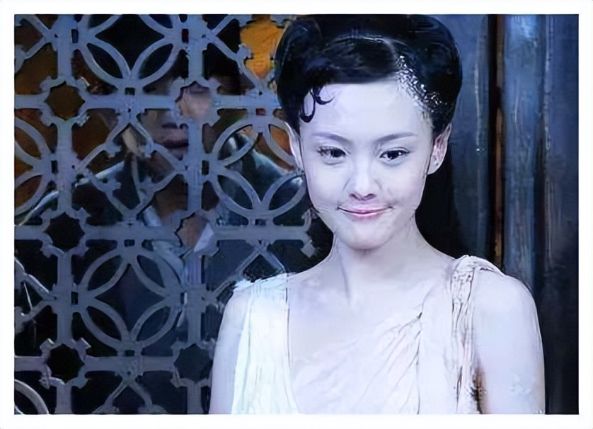 She is a famous CCTV hostess, but because of plastic surgery, she was "destroyed" and was