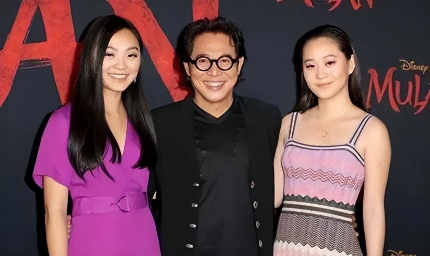 Jet Li posted a family photo, he and Li Zhi are old, and the two ...