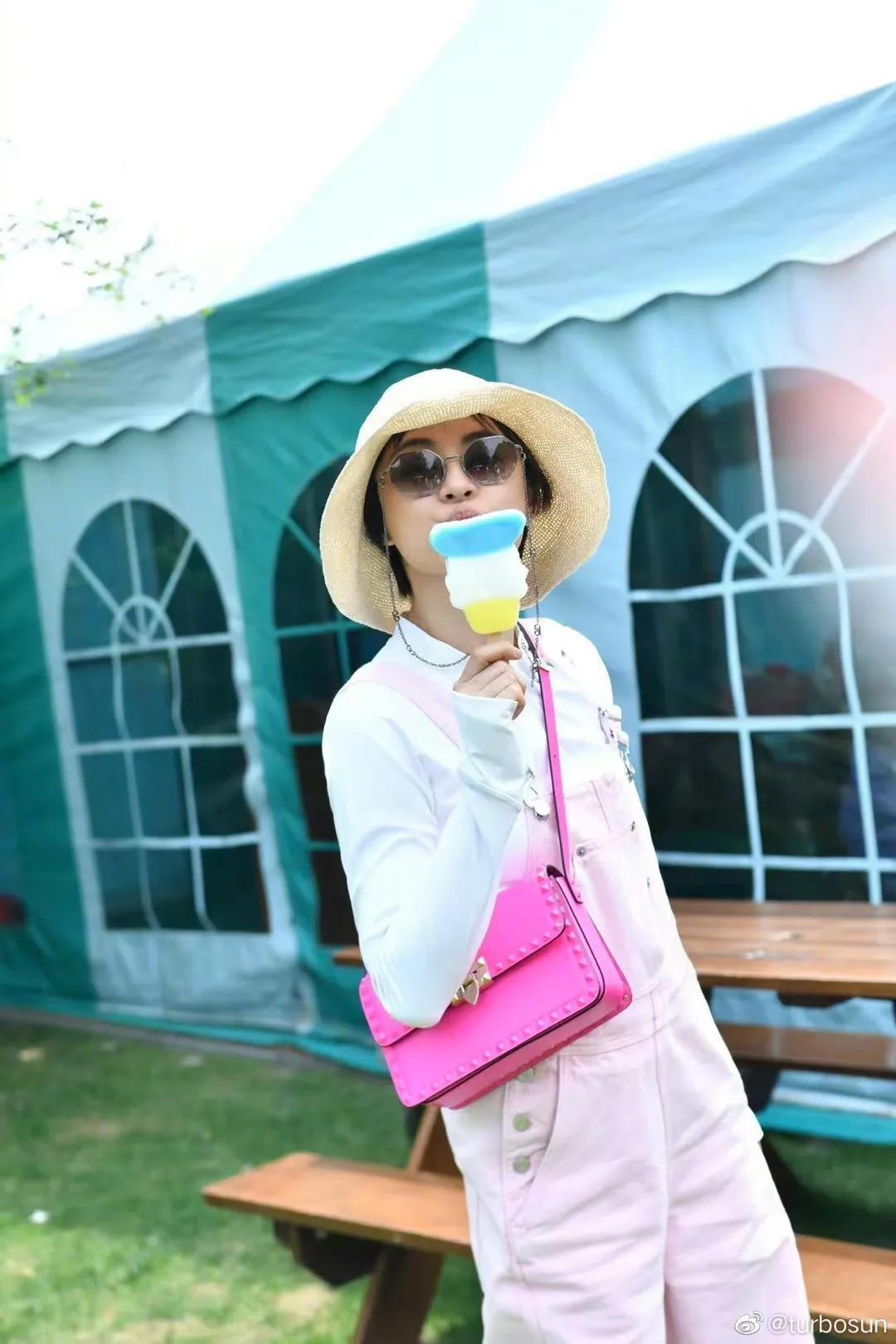 Sun Li posted photos of the family outing, sitting on the merry-go ...