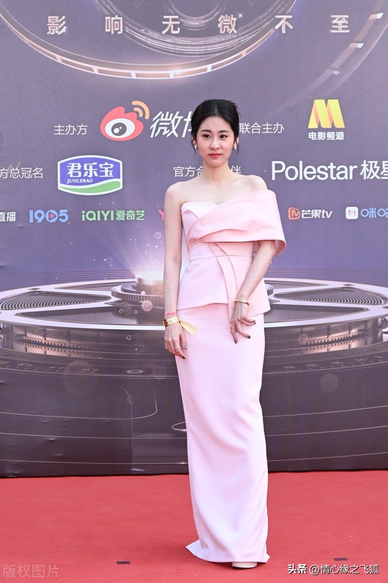 Zhang Bichen is a sweet lady in a pink offtheshoulder dress iNEWS