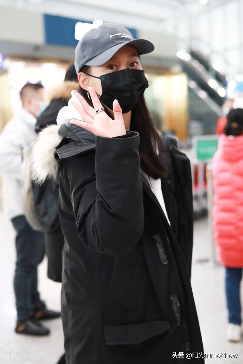 Xia Meng returned from shopping at the airport with shoulder-length ...