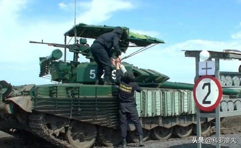 Russian T-80 tank appeared in Crimea, &amp;quot;sun canopy&amp;quot; above its head, can prevent javelin missiles and drones - iNEWS