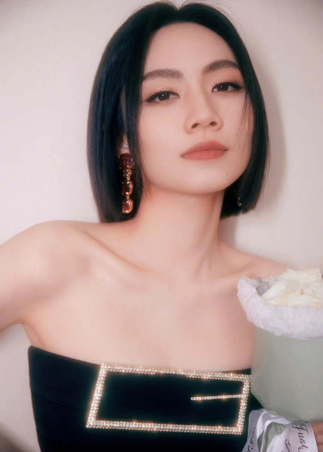 Liu Xijun is 35 years old, wearing a tube top black skirt, with short ...