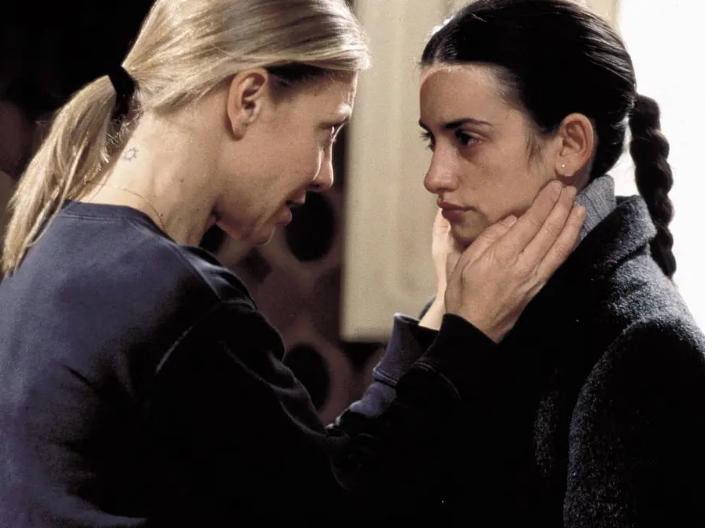 Why can the director reflect the social status of the characters