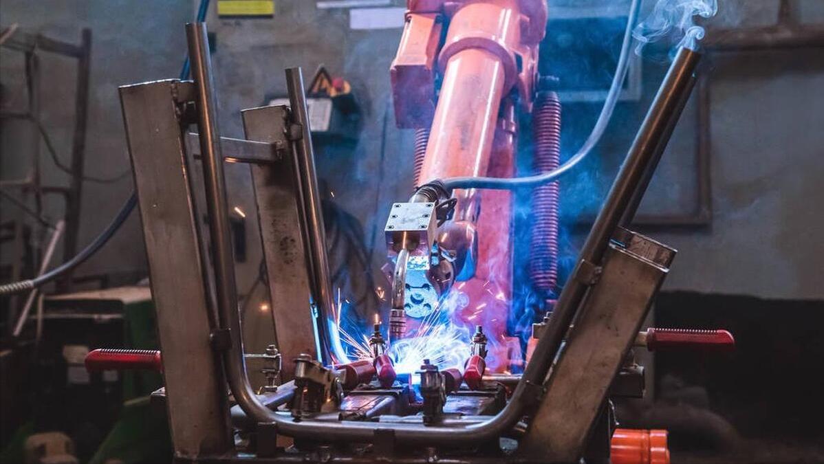 Structure and performance of intelligent welding robot - iNEWS