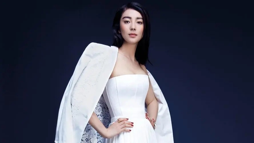 Zhang Yuqi showed off her travel photos, wearing a blue bikini and ...