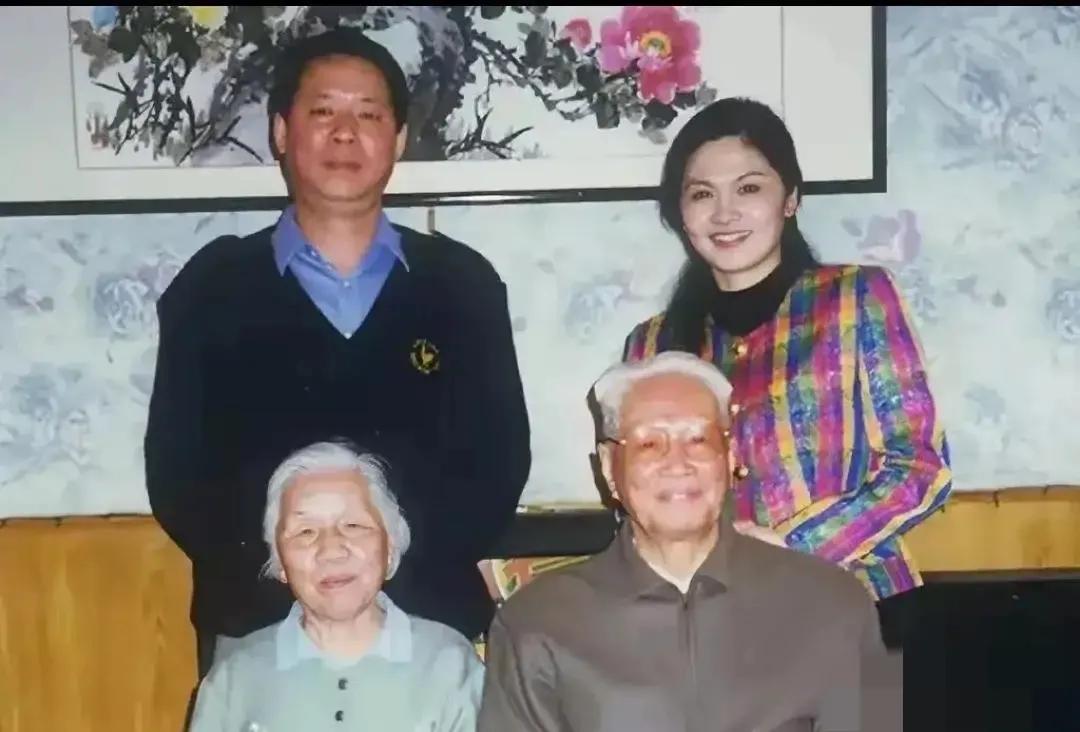 In 2007, Zhang Zhen took a rare group photo with his son Zhang Ningyang ...