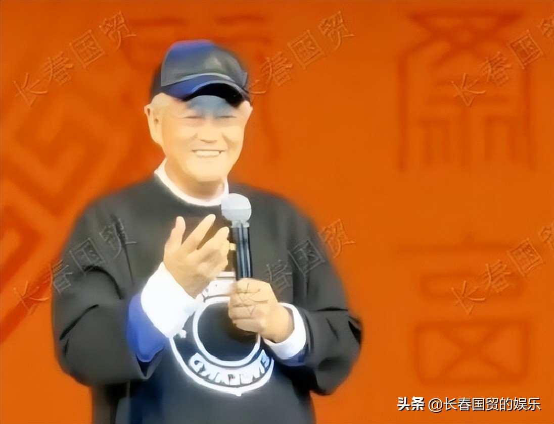 65-year-old Zhao Benshan rarely shows up, and his face is thin and thin