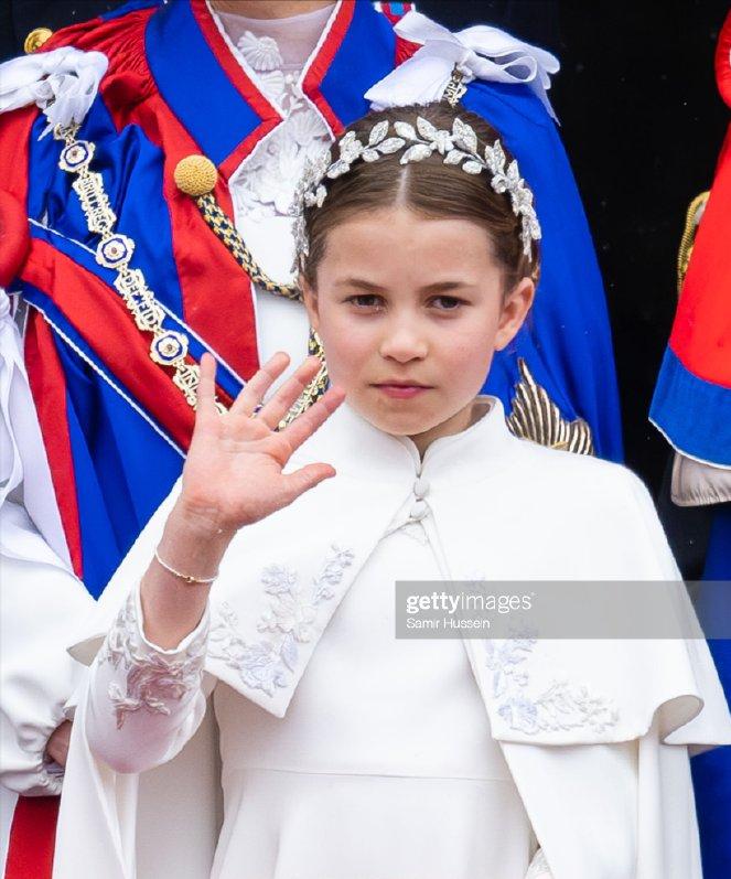 Princess Charlotte is born with a queenly aura! beyond brother prince ...