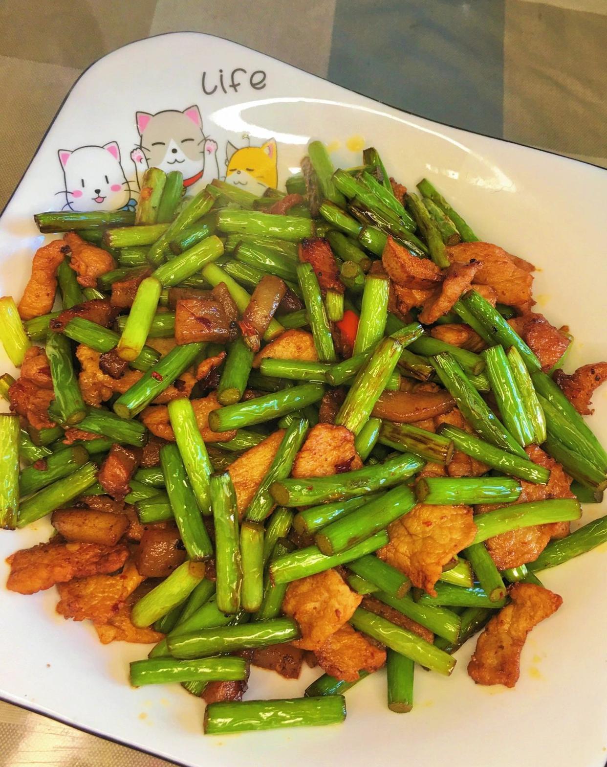 Super delicious fried pork with garlic sprouts, fragrant and spicy ...