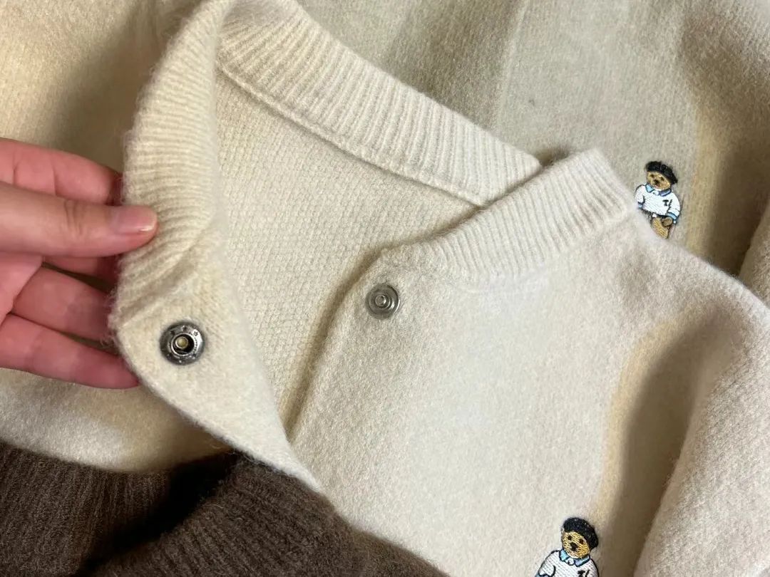 Does the sweater make you feel scratchy and itchy when you wear it? Add