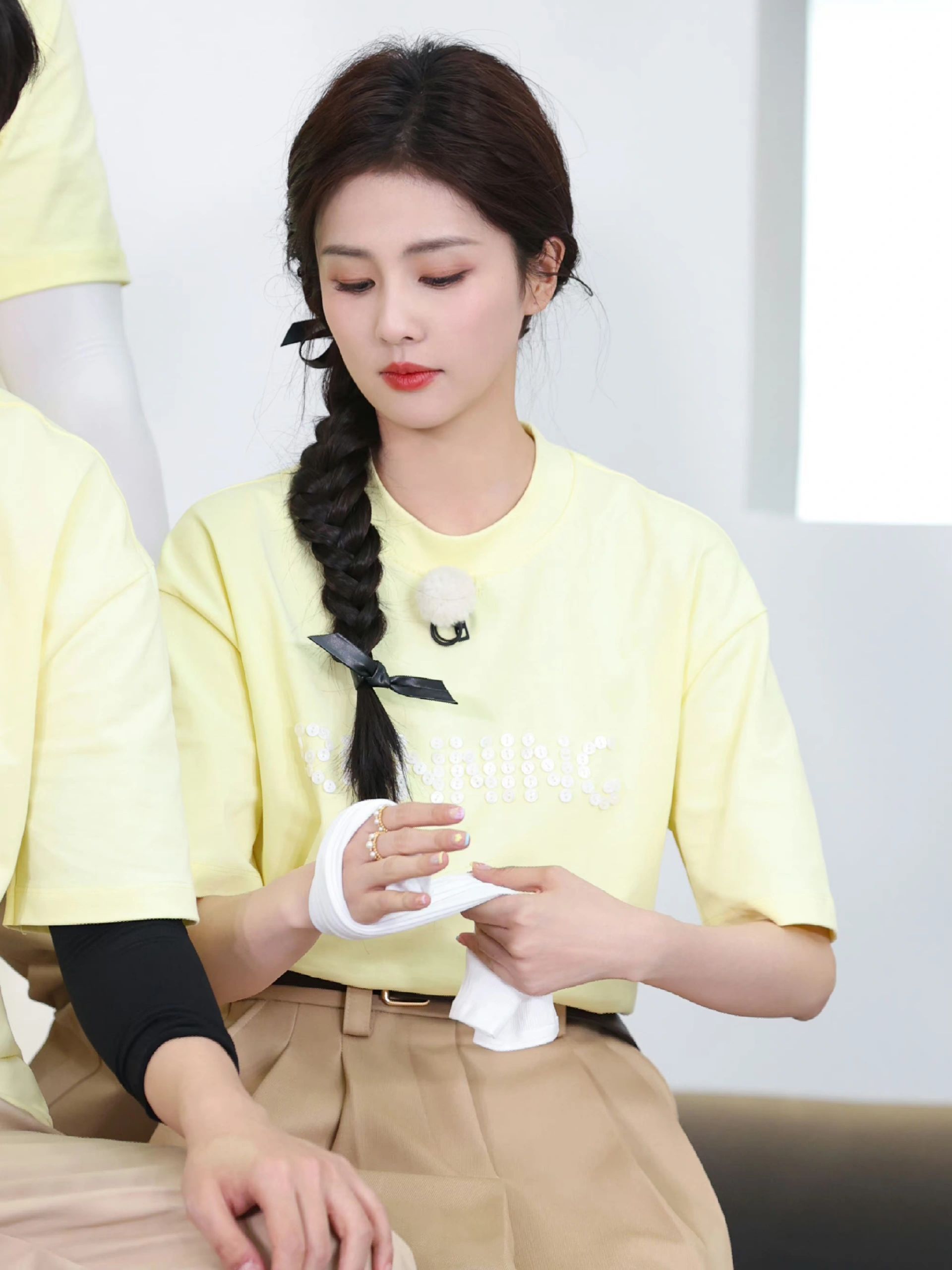 Bailu's hairstyle is so beautiful to everyone! A light yellow top with ...