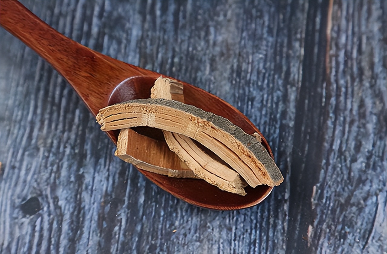 Traditional Chinese medicine Qinpi clearing heat and drying dampness, analgesic, anti