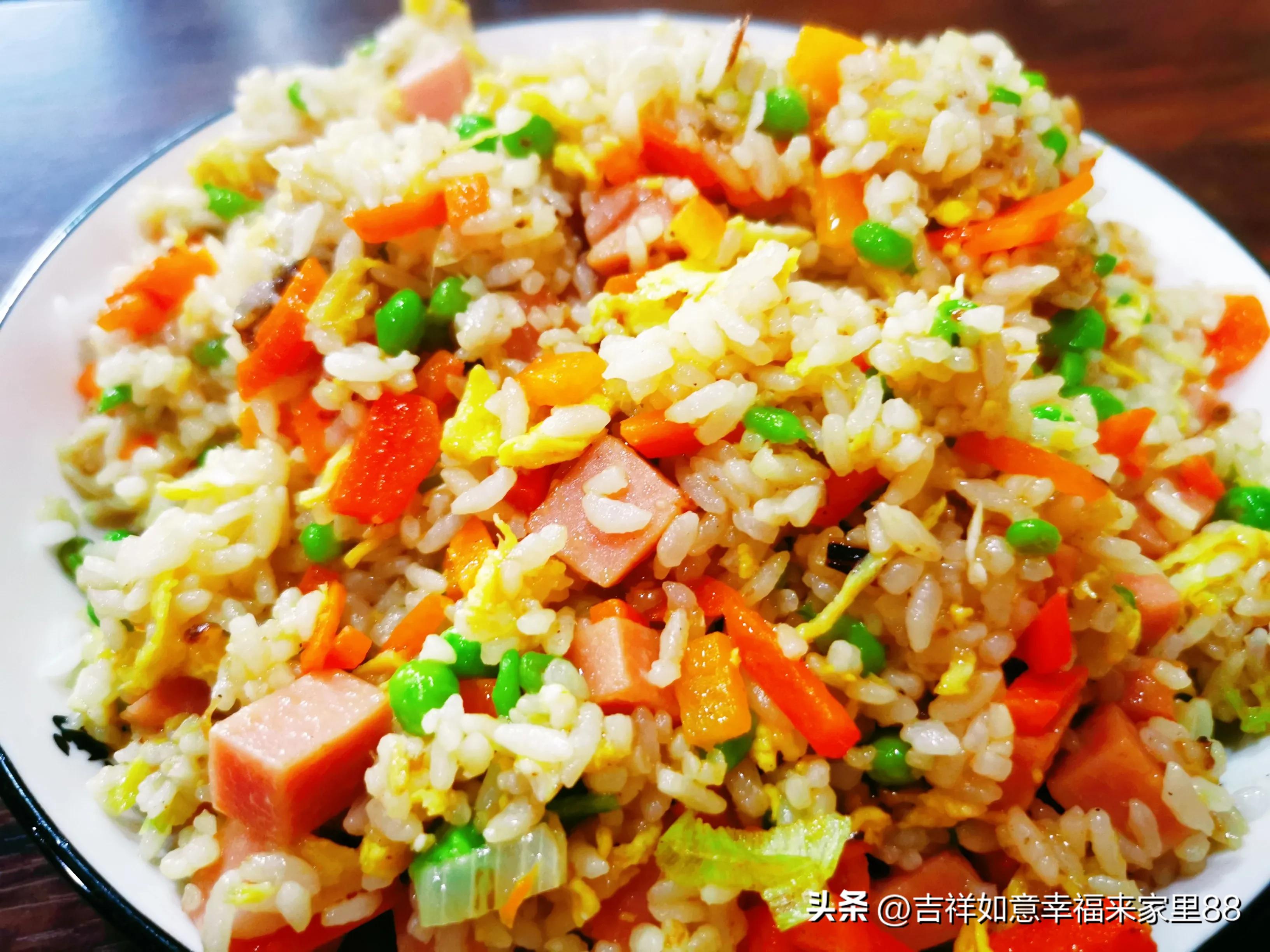 Colorful egg fried rice, rich in nutrition, bright in color, delicious ...