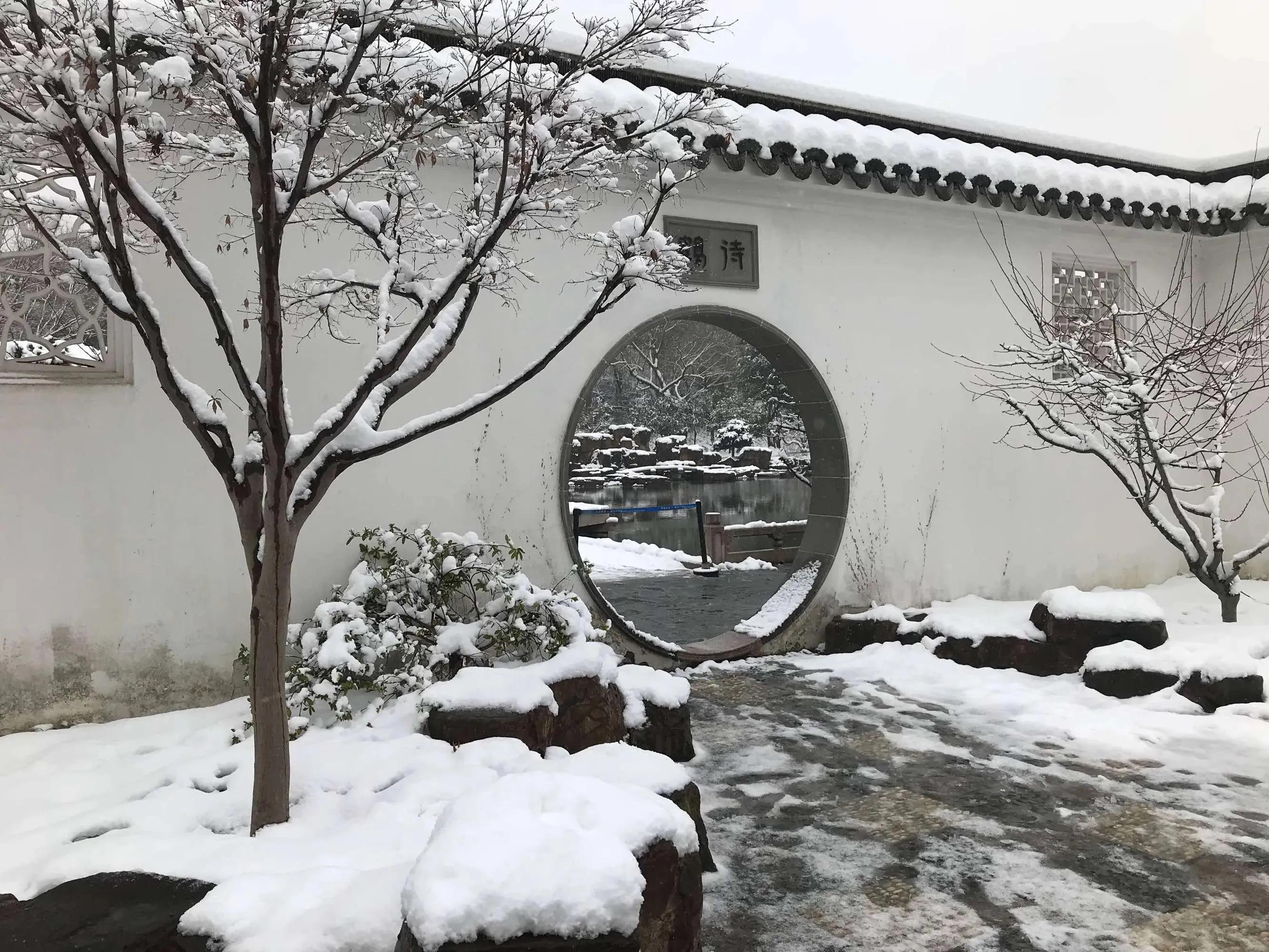 Thirty most beautiful winter snow poems: Suddenly, like a spring breeze ...