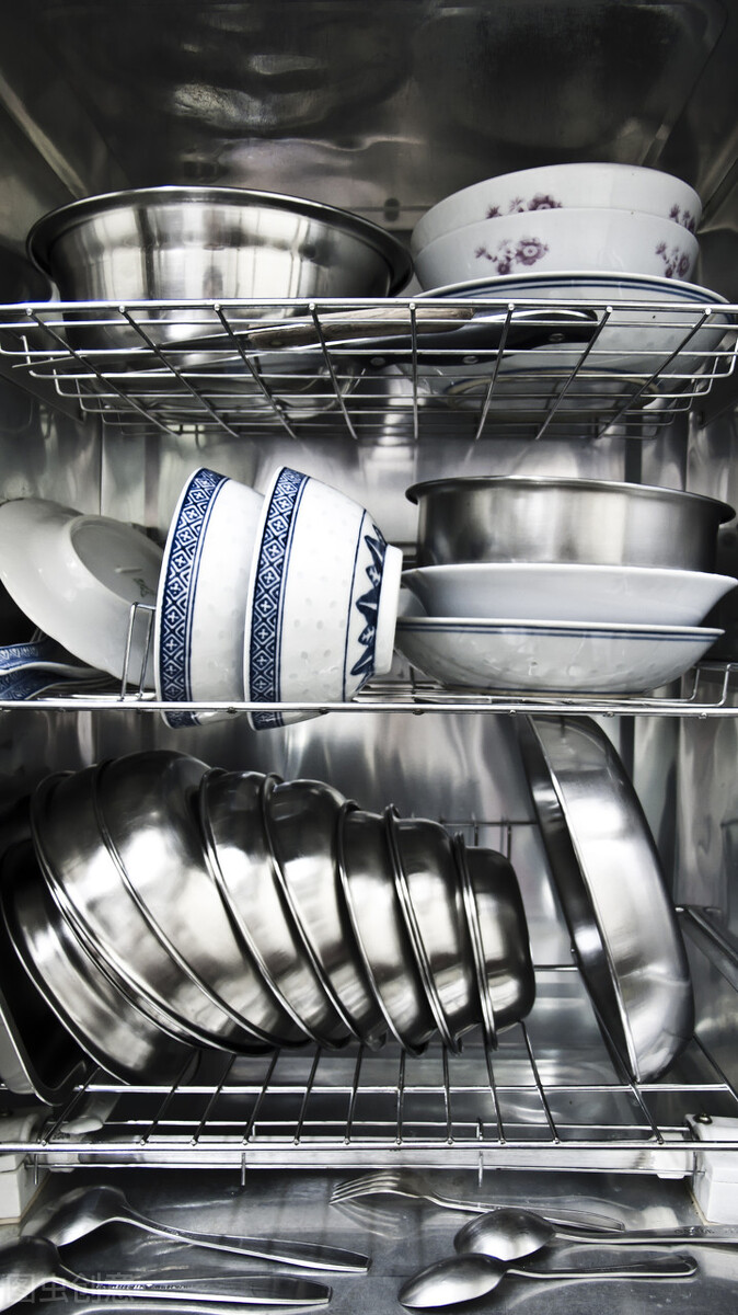 Washing the dishes in this way is equivalent to eating "bacteria". Few