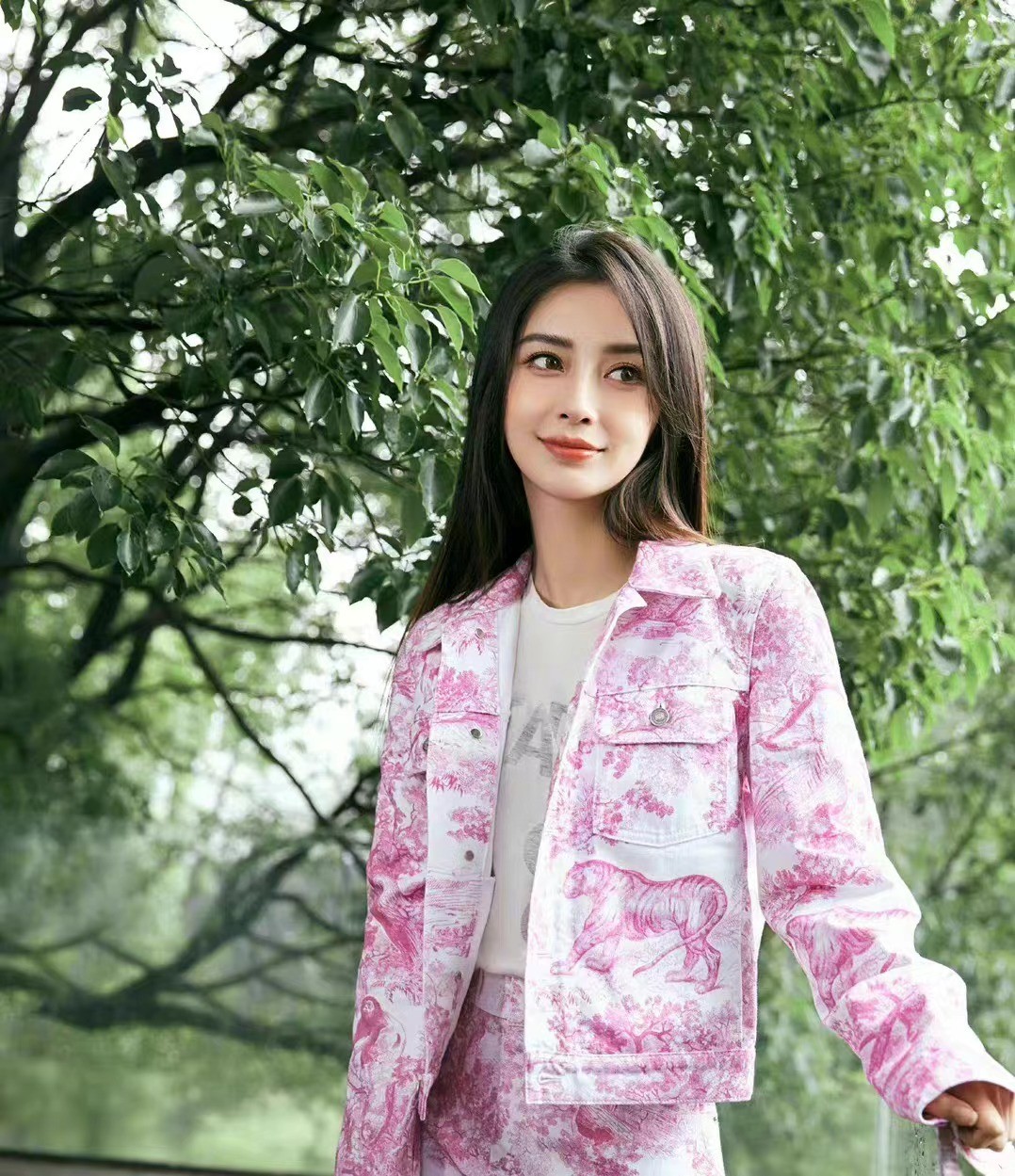 Baby smoking was photographed secretly, and the technique of swallowing ...