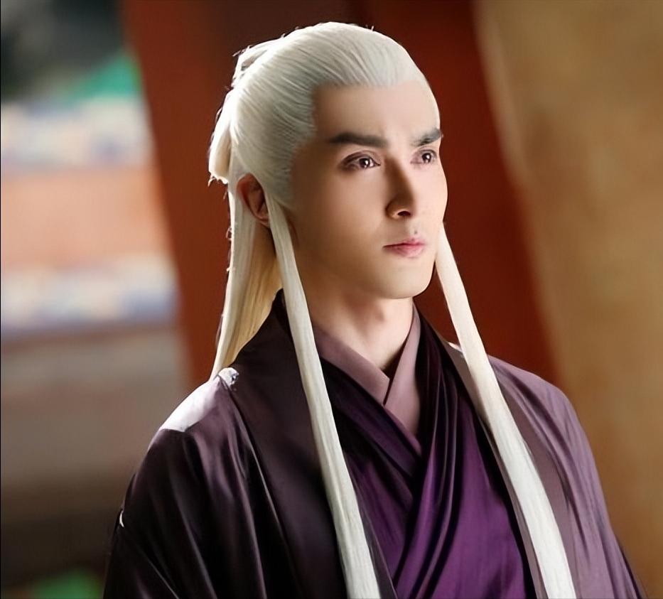 Male star costume with white hair: Zhu Yilong interprets the gentle ...