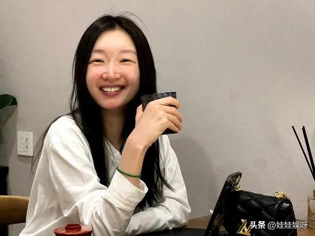 Zhou Dongyu generously posted photos without makeup, his face was full ...