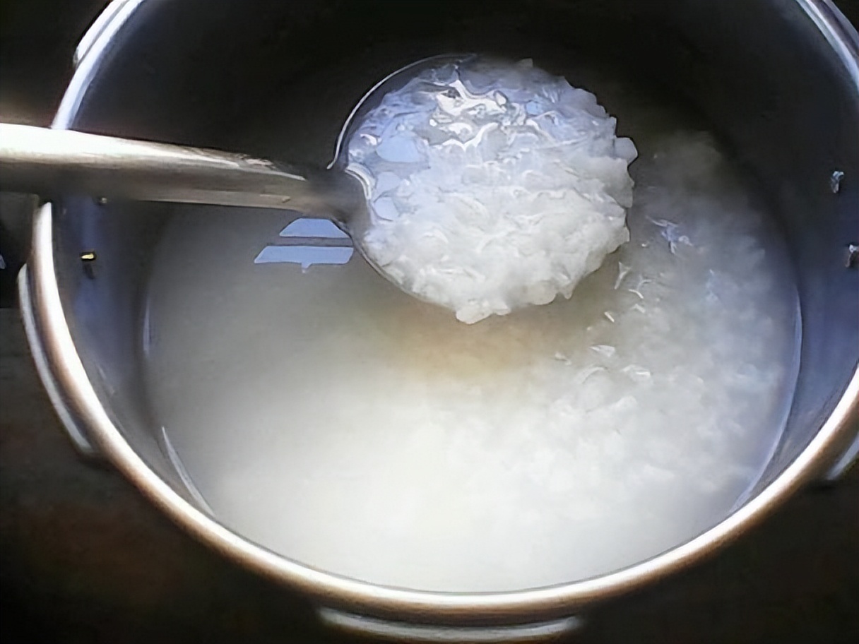 When cooking white rice porridge, do this extra step before putting it