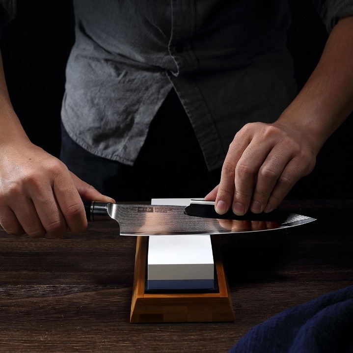 Why do sushi knives have holes?What are the advantages of a perforated