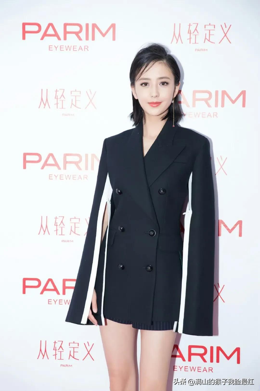 Liya Tong shows off her beautiful legs in a handsome cloak skirt, and ...