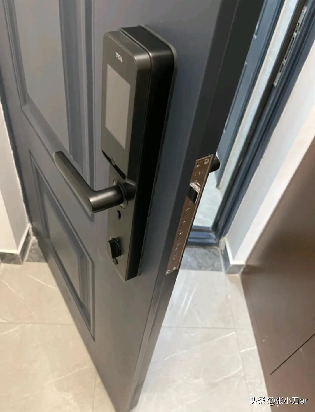 The elderly use smart door locks, which is much more convenient iMedia