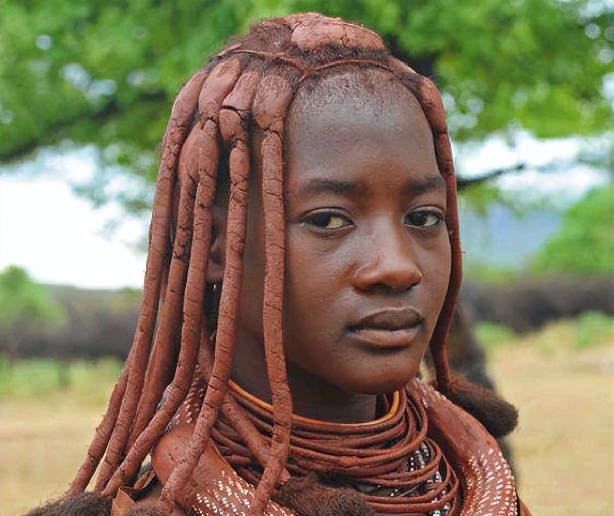 African Red Mud Tribe Women Are Naked As Beauty And The Relationship Between Men And Women 