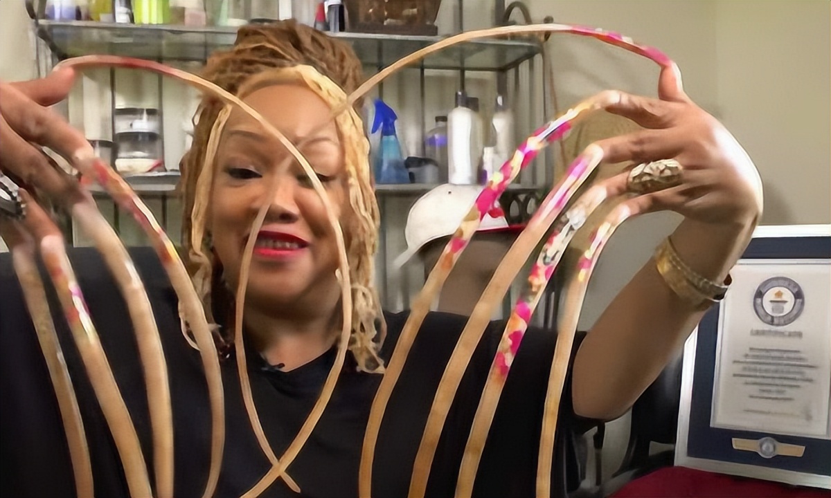 The world's longest fingernail attracts crowds, using more than 20 ...