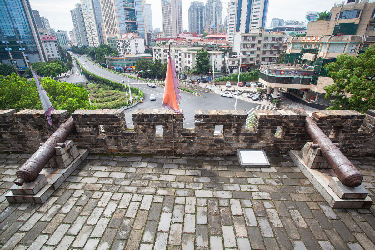 He only led 2,000 troops to storm Changsha and was killed. Xiao Chaogui