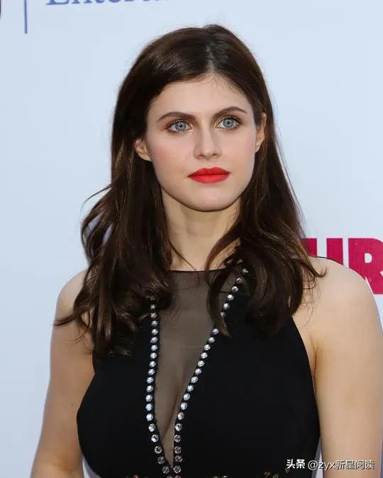 Alexandra Daddario has the face of an angel, the figure of a devil, and ...