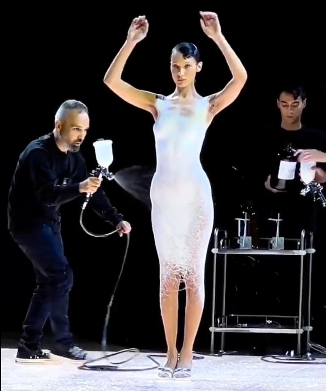 Paris Fashion Week: Gong Li shows off her love, well-known singer is