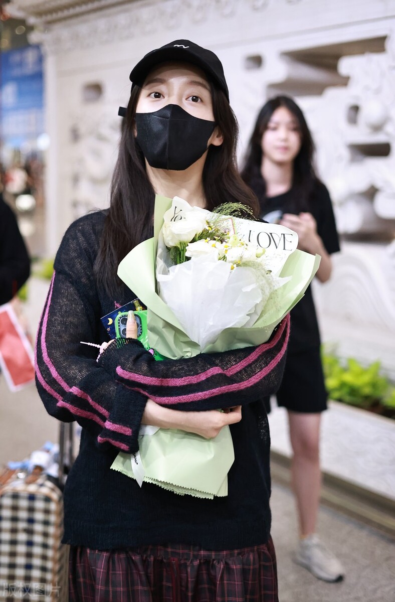 Jiang Zhenyu, who has a fresh temperament, appeared at the airport ...