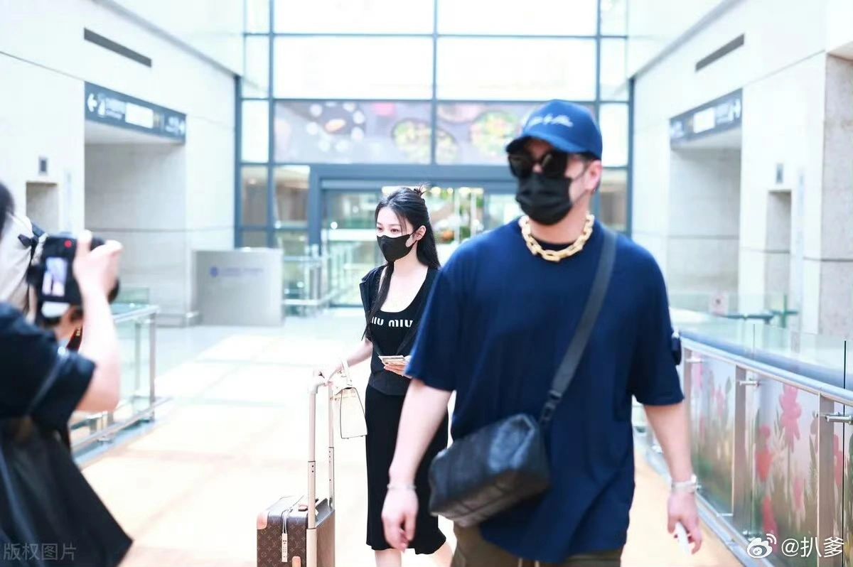 Wilber Pan And His Wife At The Airport - Inews