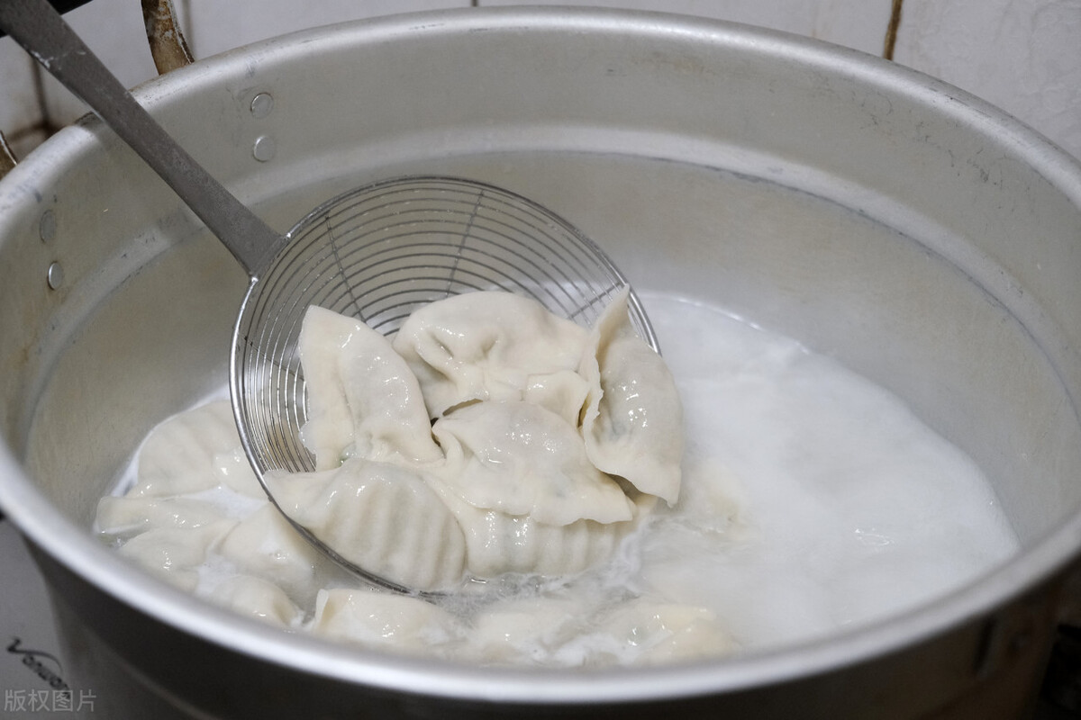 Do you use cold or boiling water to cook frozen dumplings? Teach you