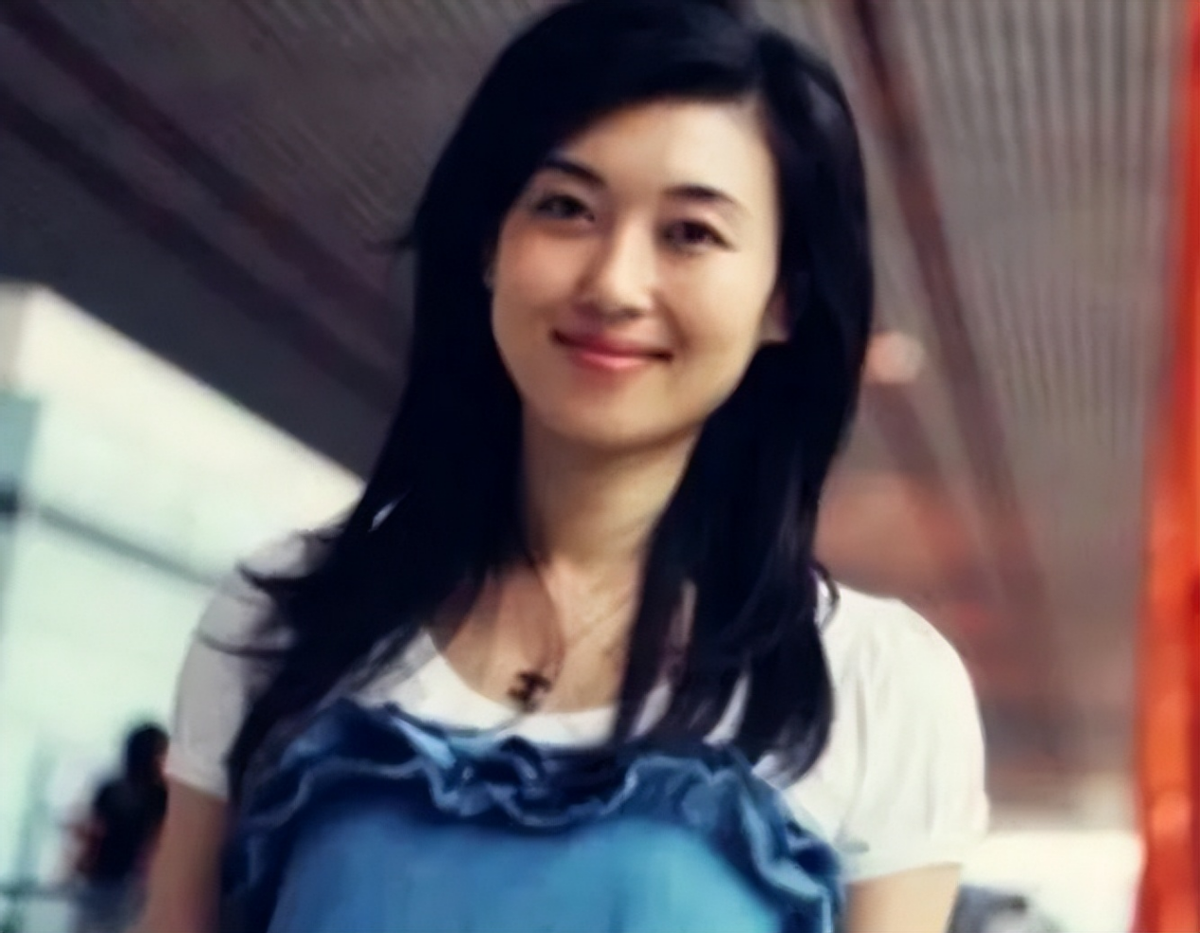 Li Hong, a beautiful host of CCTV - iNEWS