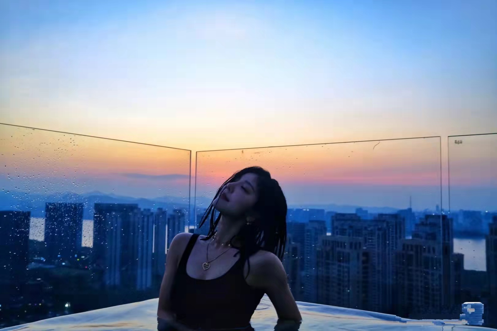 Zhao Yihuan took photos of swimming in high-rise swimming pools!He was ...