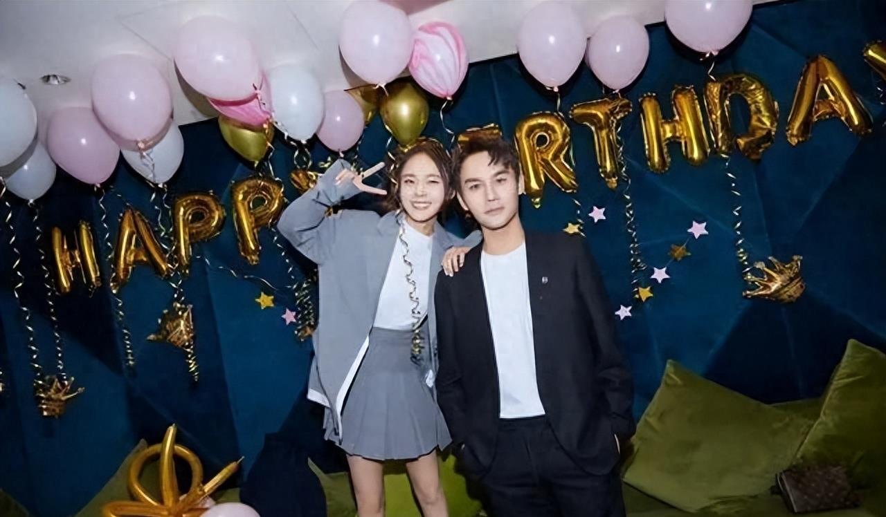 Wang Kai and Zhang Jianing gathered at a birthday party, and their ...