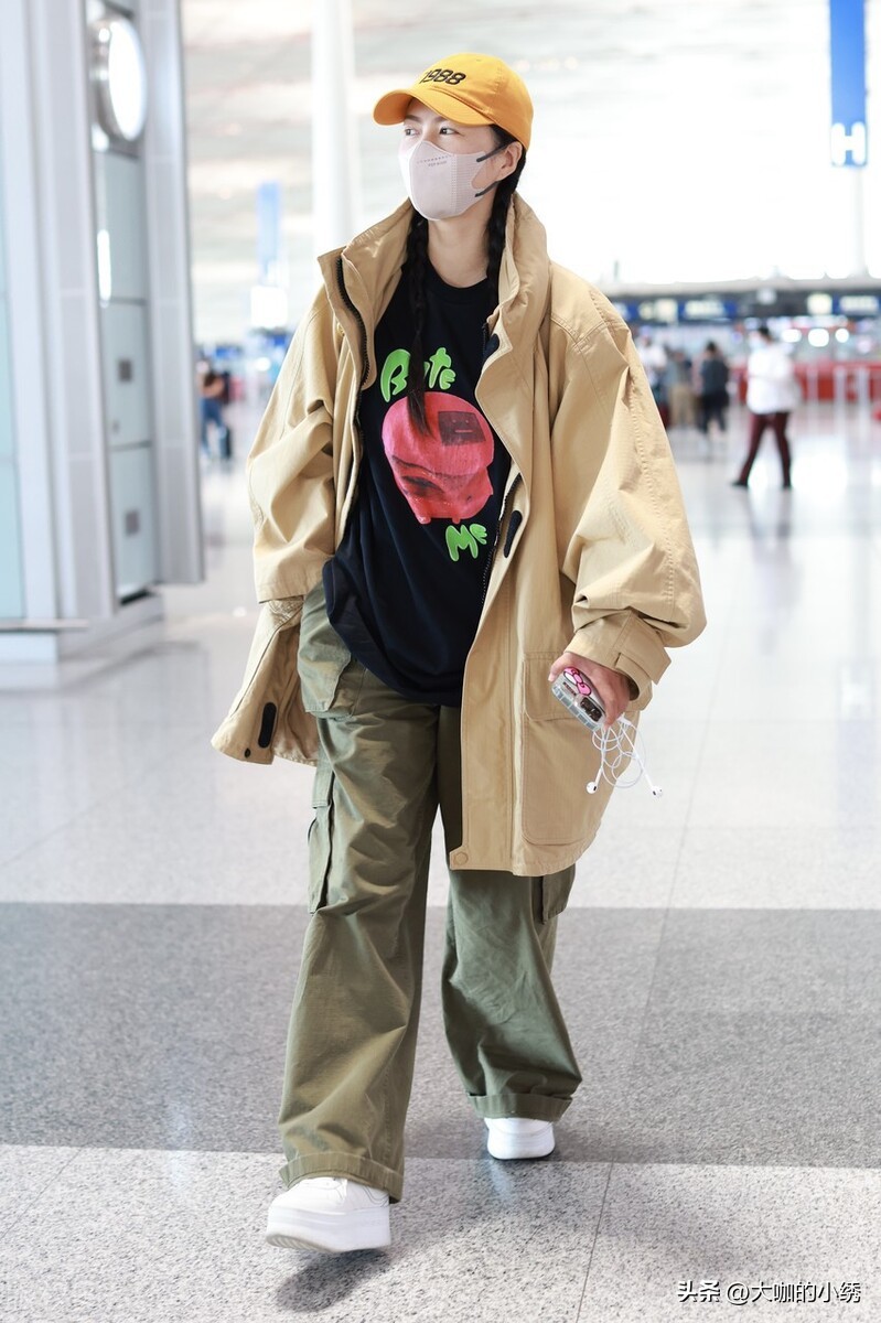 Tan Weiwei appeared at Beijing Airport, handsome and lowkey in a