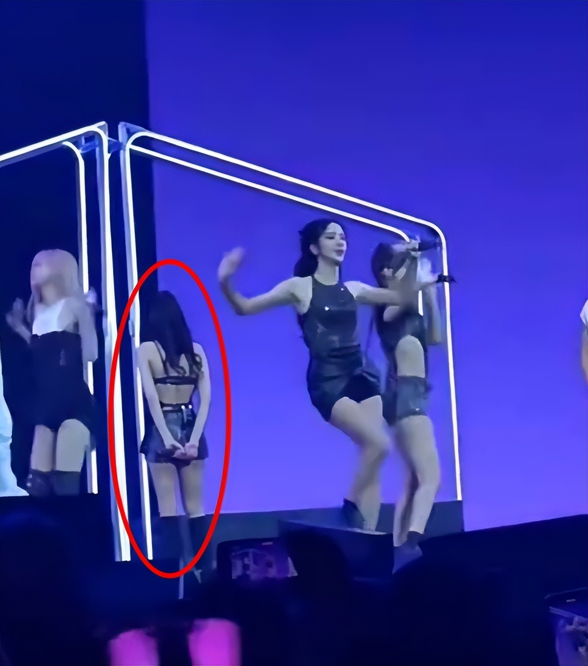 Concert in a daze? BLACKPINK members turned their backs to the audience and suspected to be