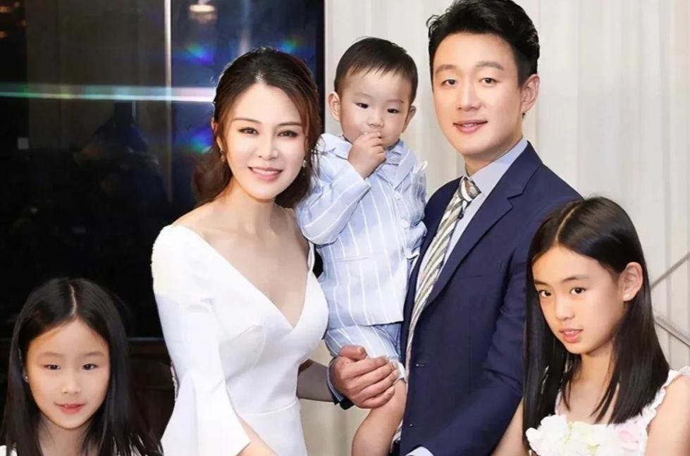 The happy photo of the three members of the Tong family, the little