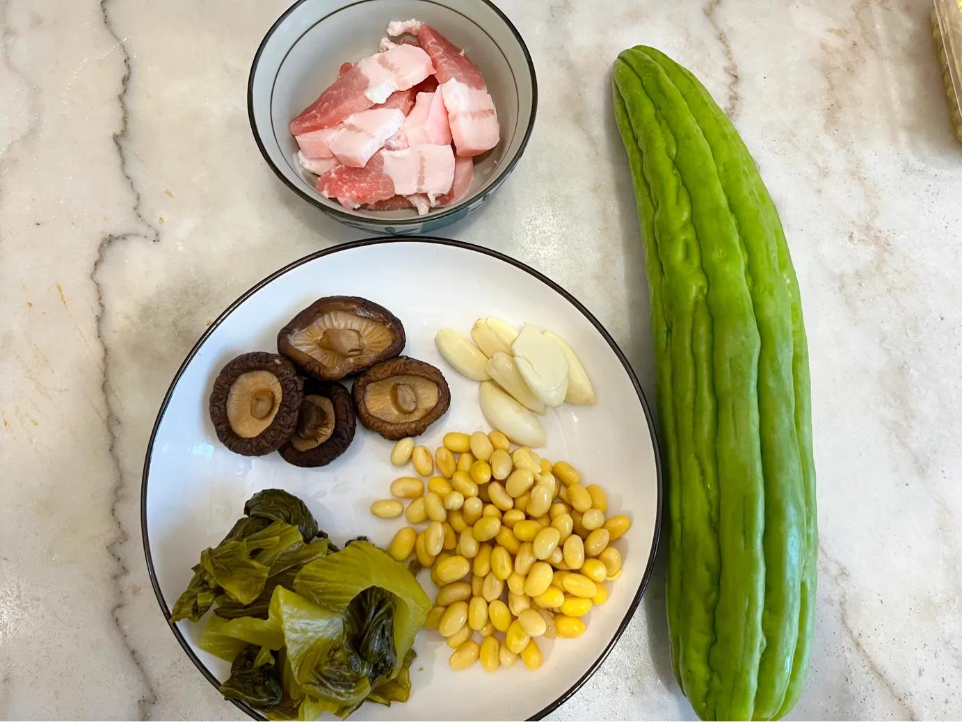 Pickled cabbage and bitter gourd stew, sour and sweet, clearing away