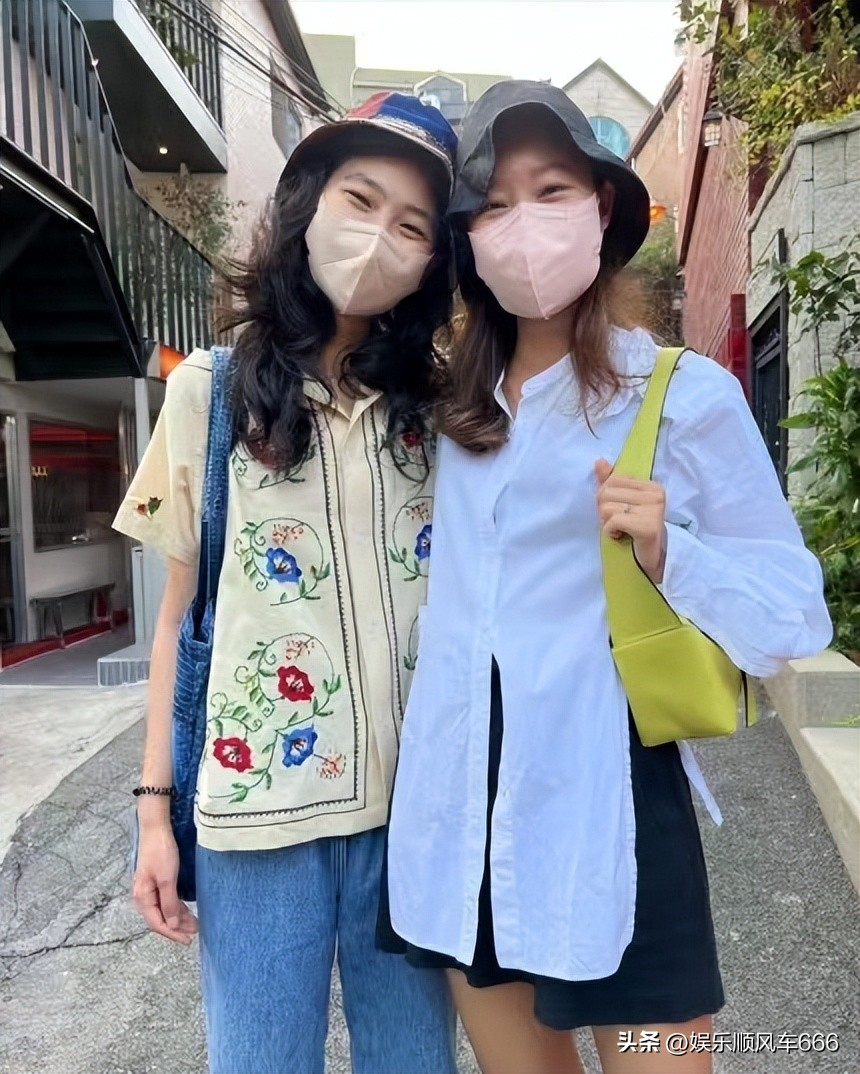 Kong Hyojin and Jung Hoyeon look like twin sisters so similar that even best friends are