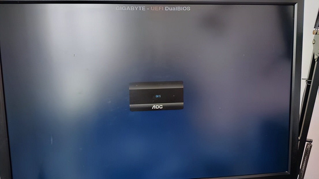 The computer starts showing GIGABYTEUEFI DualBIOS and then keeps