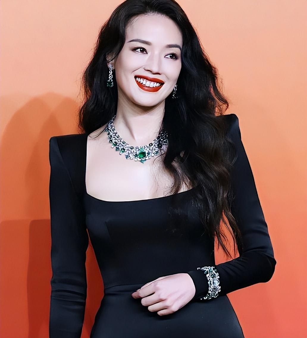 Hug Chi Hsu Chi, because she wanted to be popular, she took off - iMedia
